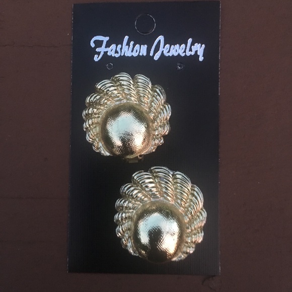 Gold Tone Shells Clip On Earrings - Picture 6 of 6